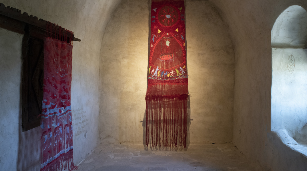 Έργο της Ιωάννας Τερλίδου στην έκθεση "Ταπισερί" στον Πύργο Μπαζαίου στη Νάξο