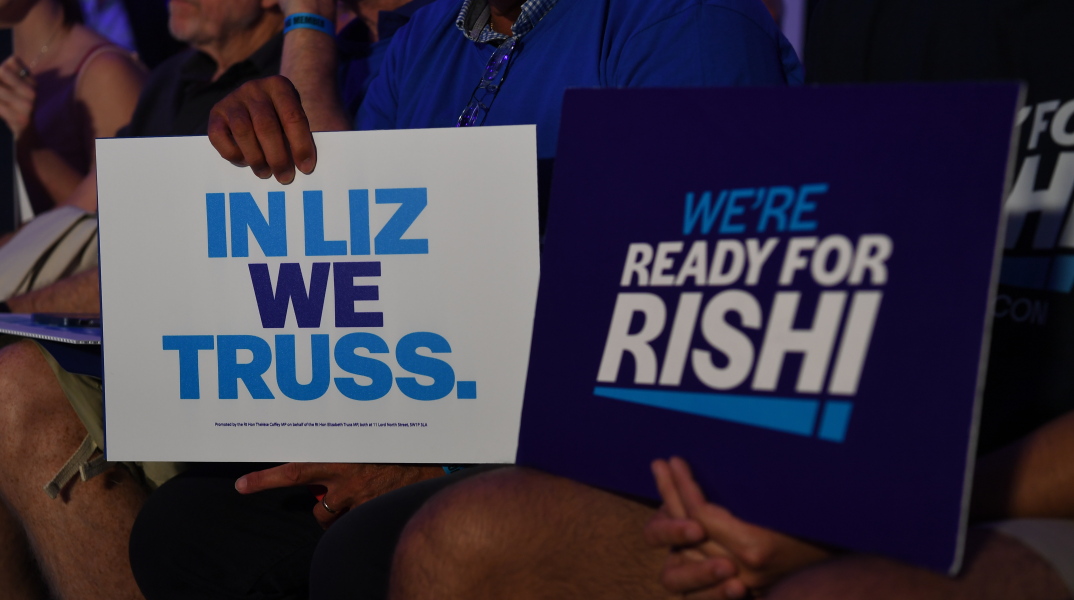 Υποστηρικτές με πλακάτ για τη Liz Truss και τον  Rishi Sunak