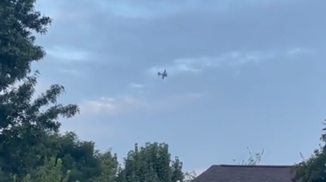 Πιλότος απειλεί να ρίξει μικρό αεροσκάφος σε ένα κατάστημα