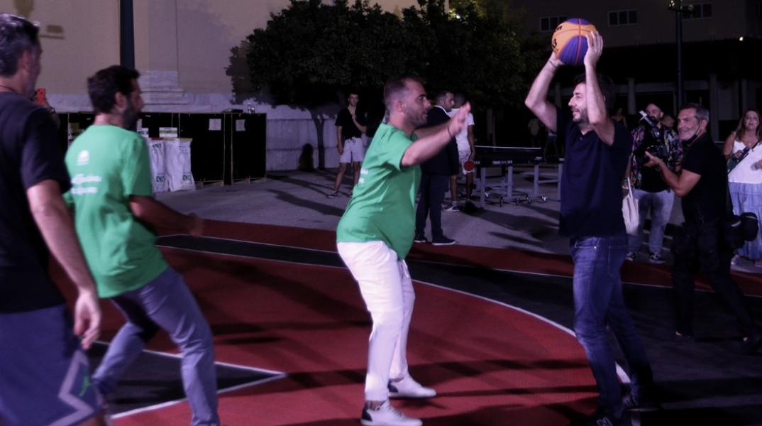 Ο Νίκος Ανδρουλάκης παίζει μπάσκετ