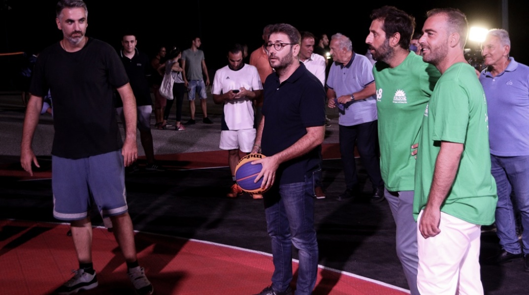 Ο Νίκος Ανδρουλάκης στη μέση της φωτογραφίας κρατά στα χέρια του μπάλα μπάσκετ