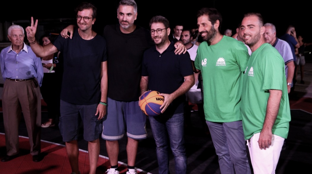 Ο Νίκος Ανδρουλάκης παίζει μπάσκετ