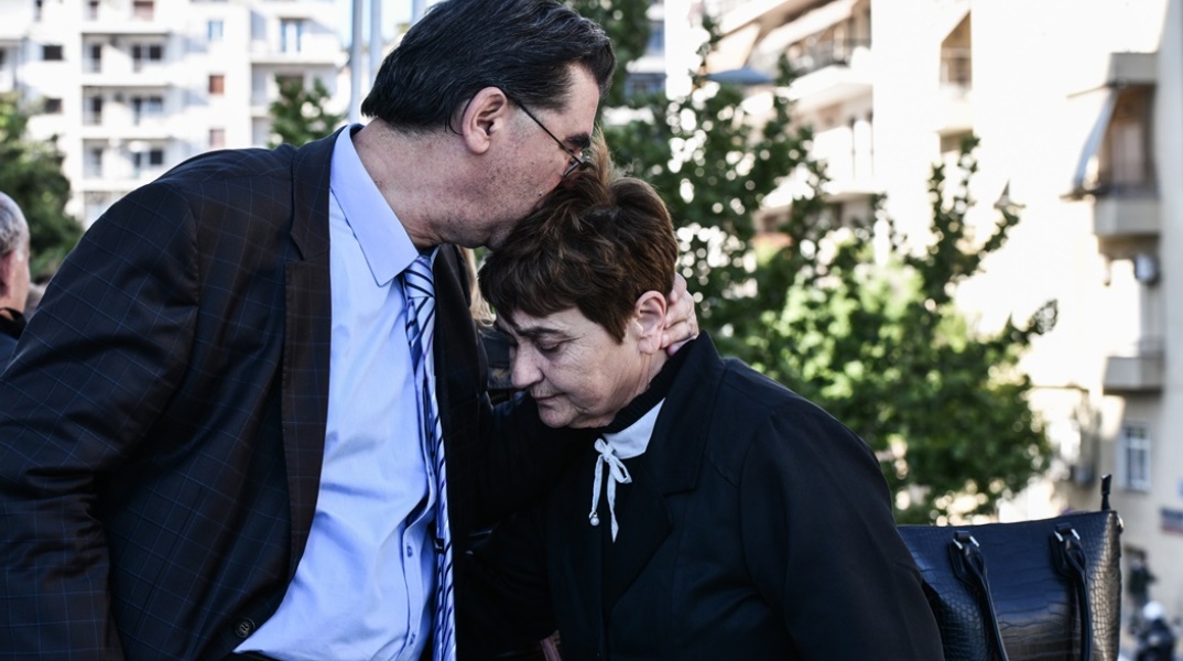 Ο Γιάννης Τοπαλούδης φιλά τη σύζυγό του, Κούλα Τοπαλούδη, έξω από το δικαστήριο για τη δολοφονία της κόρης τους, Ελένης