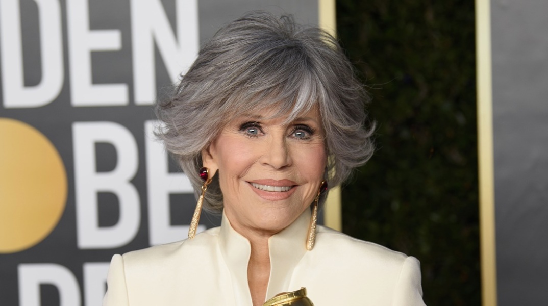 Η Jane Fonda κρατά το χρυσό αγαλματάκι των Όσκαρς