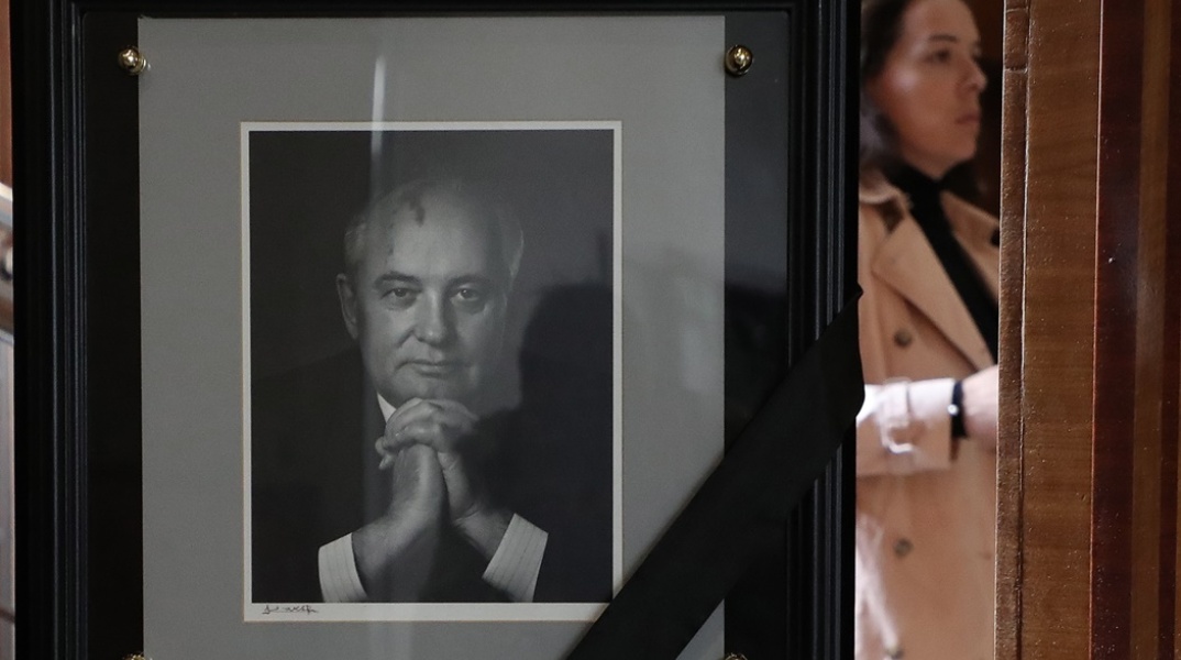Φωτογραφία του Μιχαήλ Γκορμπατσόφ στο γραφείο του μετά την είδηση του θανάτου του