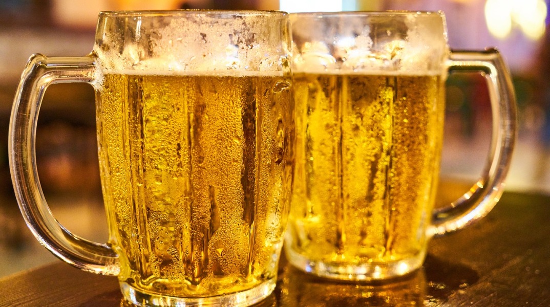 Δύο παγωμένα ποτήρια με δροσερή μπίρα