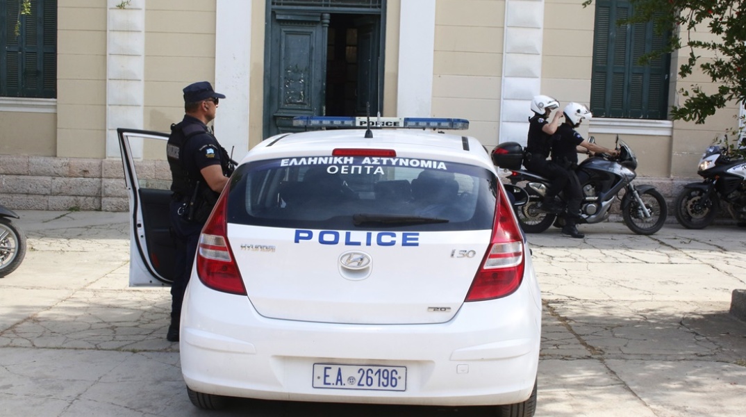 Περιπολικό της ΕΛ.ΑΣ. στο Ναύπλιο και αστυνομικός στα αριστερά με ανοιχτή την πόρτα