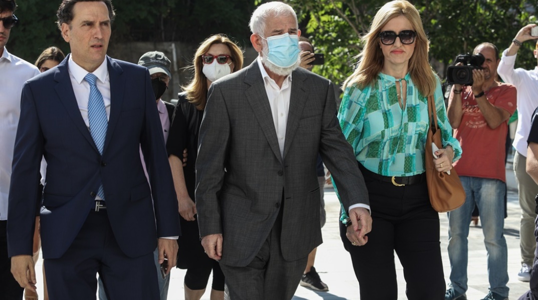 Ο Πέτρος Φιλιππίδης προσέρχεται φορώντας μάσκα μαζί με τους δικηγόρους του στο δικαστήριο
