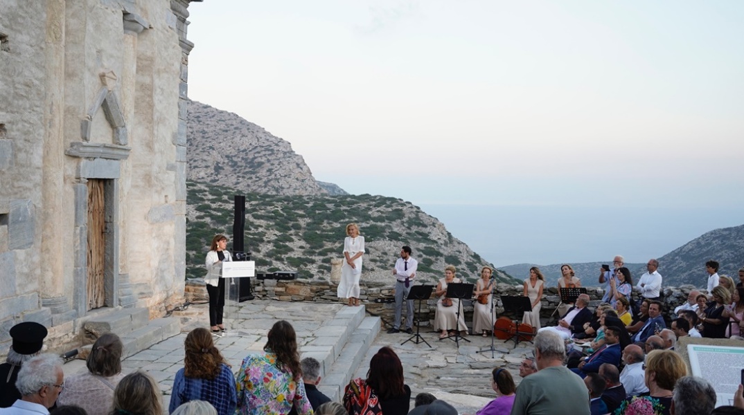 Η ΠτΔ, Κατερίνα Σακελλαροπούλου, στην Επισκοπή της Σικίνου