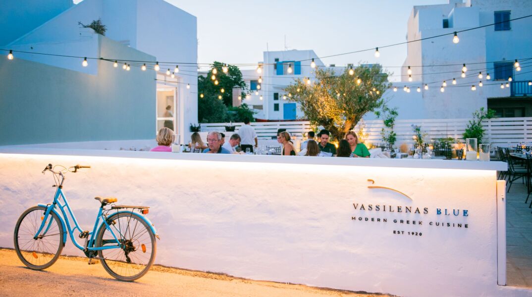 Το Vassilenas Blue στην Αντίπαρο