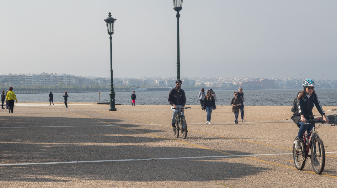 Τουρίστες, παιδάκια, ποδήλατα και μηχανάκια