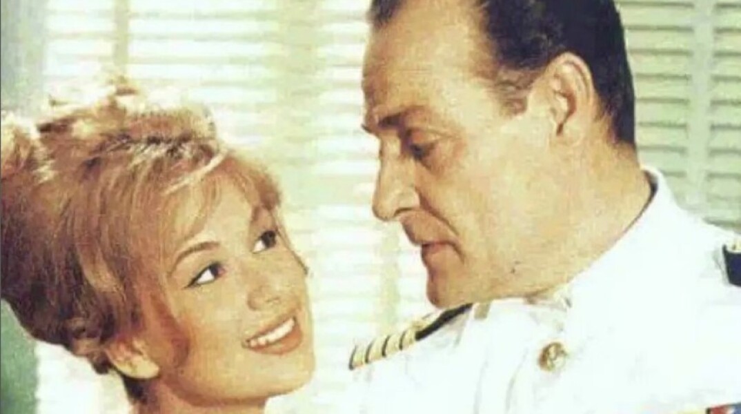 Ο Λάμπρος Κωνσταντάρας (δεξιά) κοιτά την Αλίκη Βουγιουκλάκη που του χαμογελά