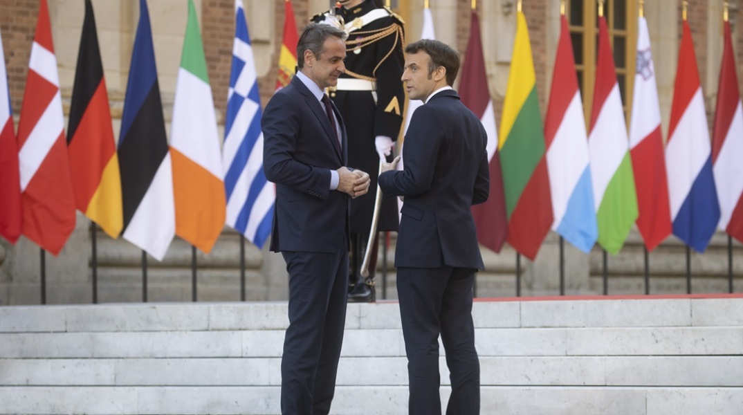 Ο Κυριάκος Μητσοτάκης και ο Εμανουέλ Μακρόν συνομιλούν στο Ελιζέ