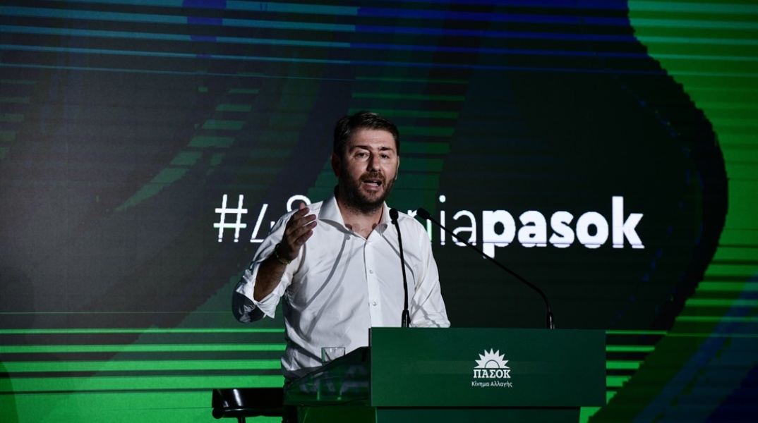 Ο Νίκος Ανδρουλάκης στο βήμα ομιλίας