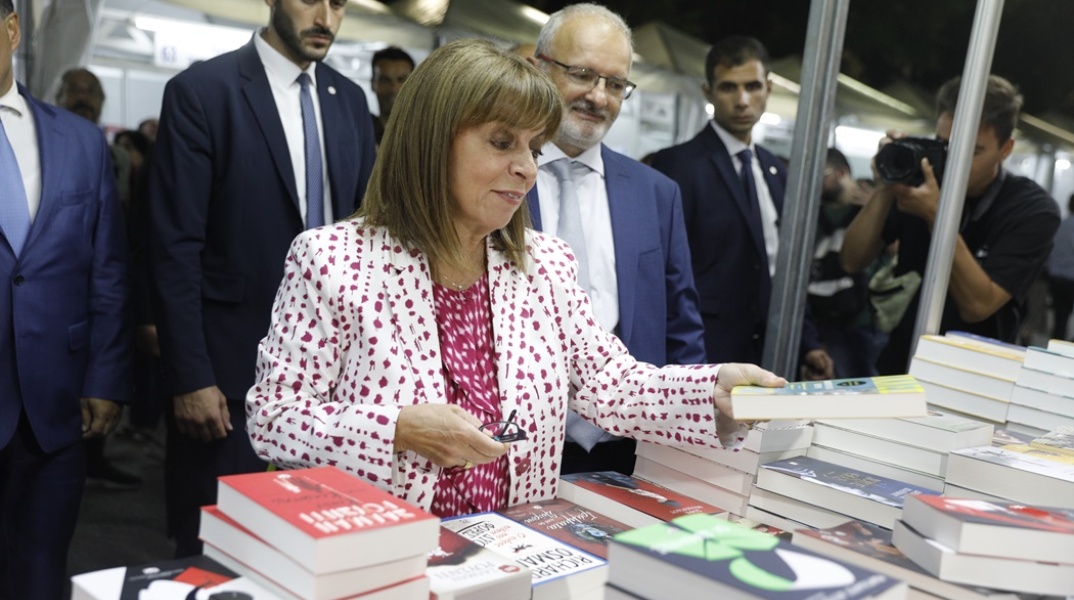 Η Κατερίνα Σακελλαροπούλου κοιτά βιβλία σε περίπτερο της 50ης έκθεσης βιβλίου στο Ζάππειο
