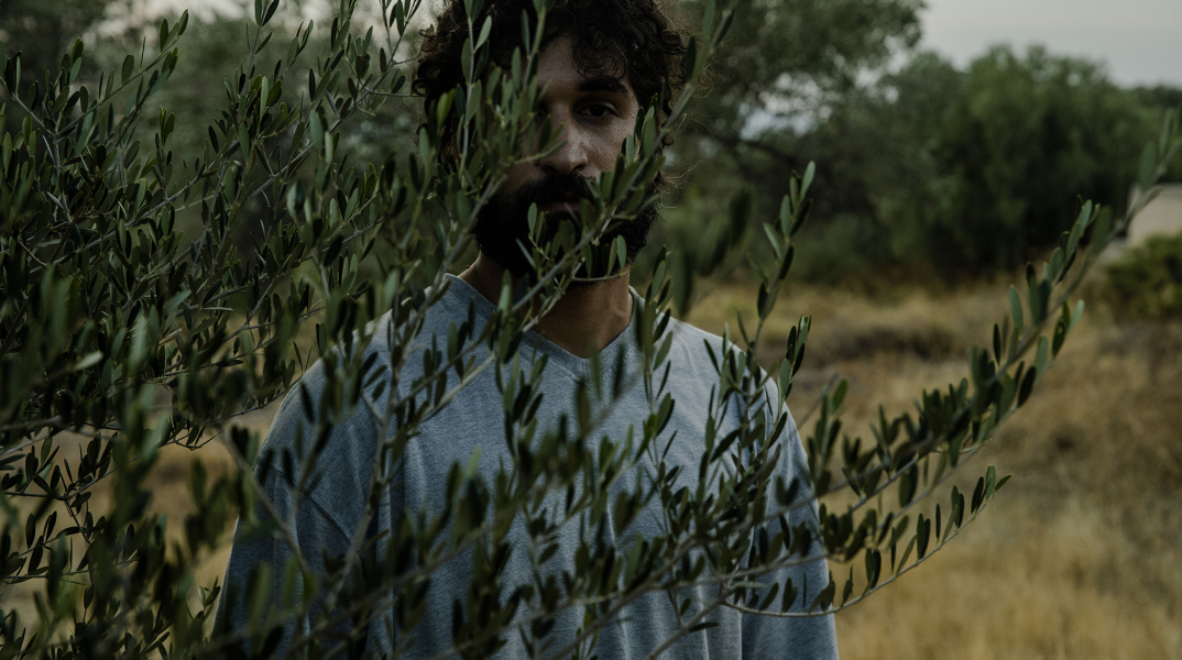 «Αντρέι: Ρέκβιεμ σε οκτώ σκηνές»: η νέα παράσταση ήχου της Δήμητρας Τρυπάνη έρχεται στην ΕΛΣ