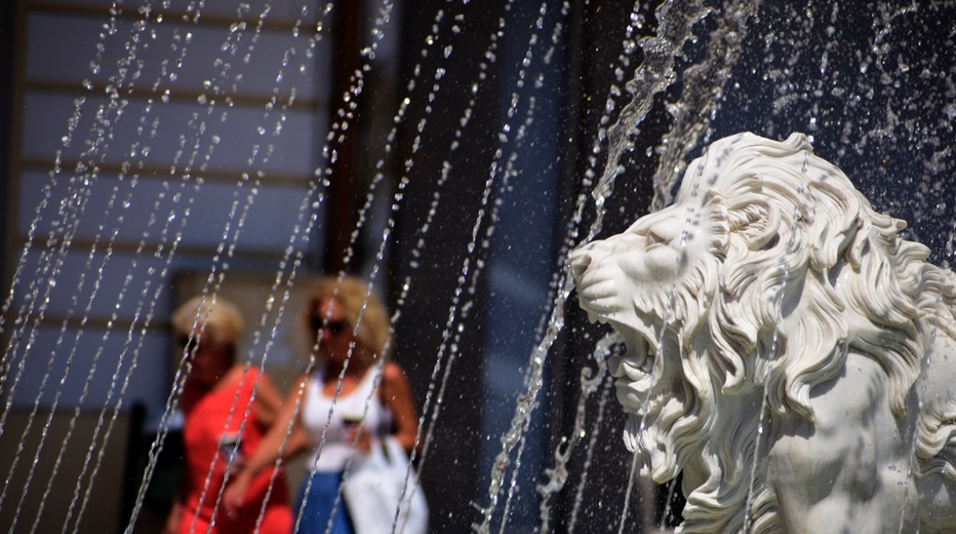 Πολίτες πίσω από τα νερά σιντριβανιού