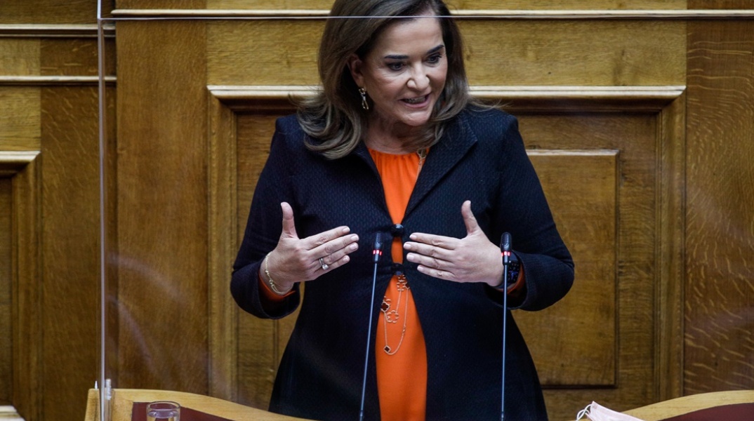 Η Ντόρα Μπακογιάννη στο βήμα της Βουλής