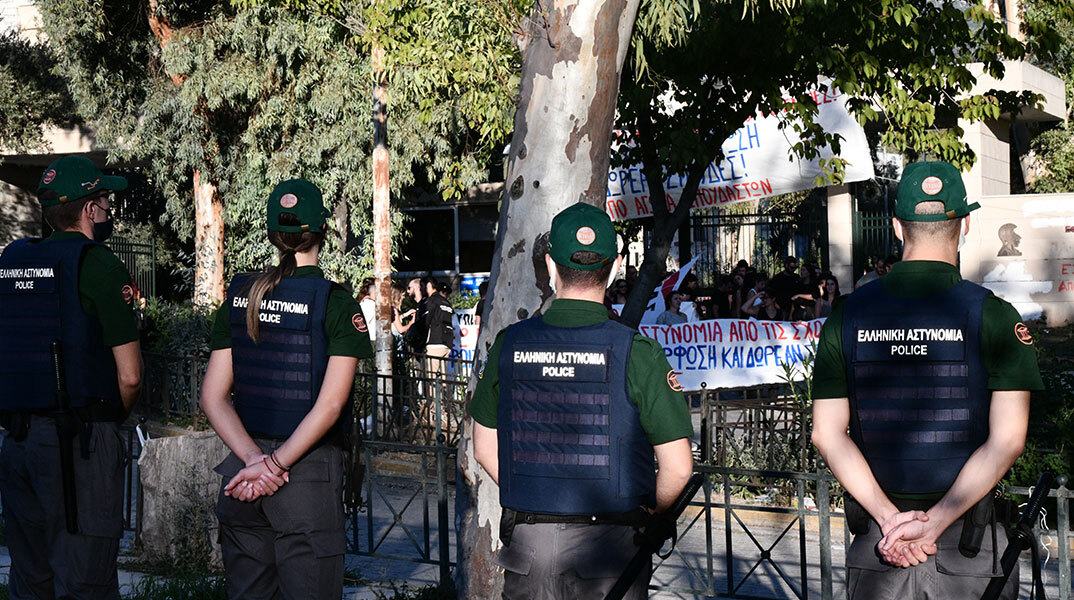 Πανεπιστημιακή αστυνομία έξω από το ΕΚΠΑ