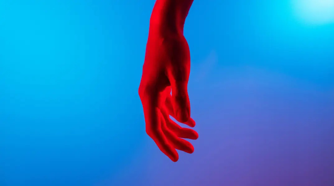Κόκκινο χέρι σε μπλε φόντο