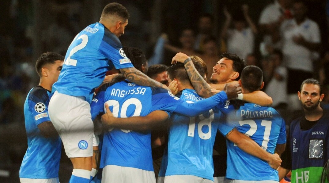 Οι παίκτες της Νάπολι πανηγυρίζουν τη νίκη επί της Λίβερπουλ