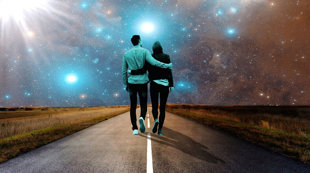 Ζευγάρι που περπατάει στον δρόμο