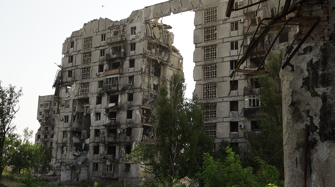 Ρωσο-ουκρανικός πόλεμος: Κατεστραμένη πολυκατοικία στη Μαριούπολη