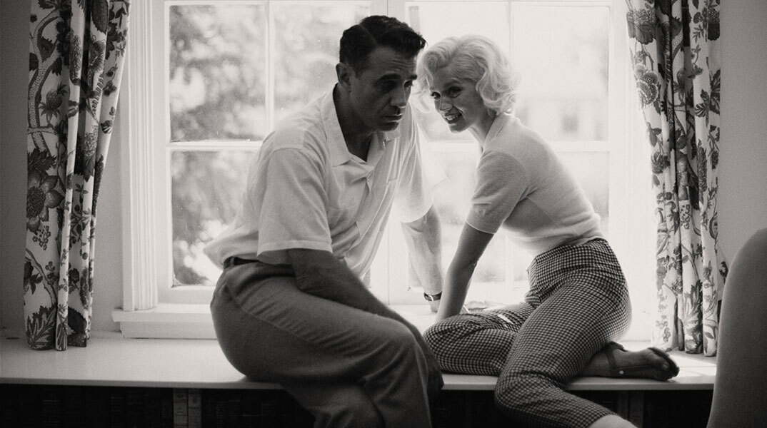 Ο Μπόμπι Καναβάλε και η Άννα Ντε Άρμας στην ταινία «Blonde»