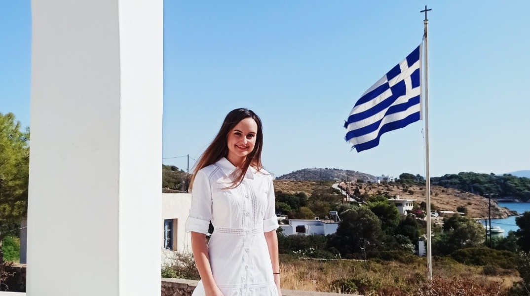 Η Ιωάννα Θεοφανίδου ποζάρει στο σχολείο με φόντο την ελληνική σημαία