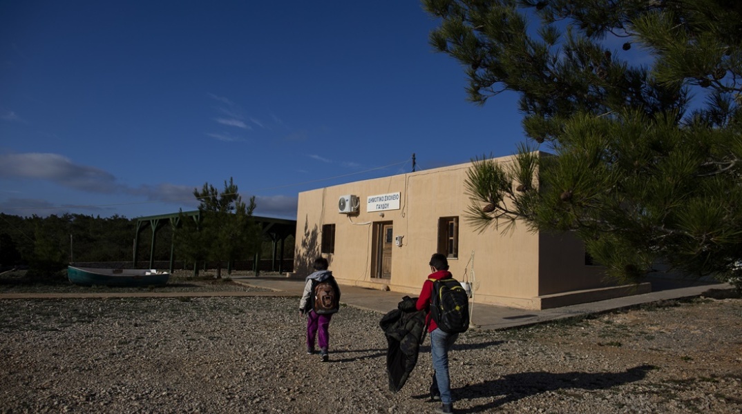 Τα δύο αδέλφια σε φωτογραφία από το παρελθόν πηγαίνουν με τις σάκες στην πλάτη στο σχολείο της Γαύδου