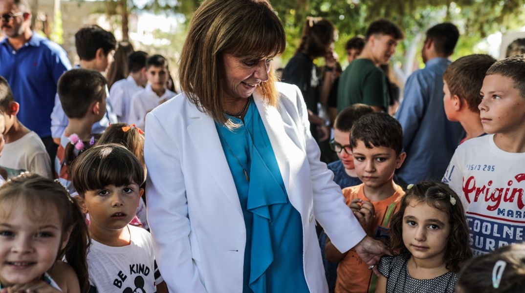 Η Πρόεδρος της Δημοκρατίας, Κατερίνα Σακελλαροπούλου, μαζί με μαθητές στη Χάλκη