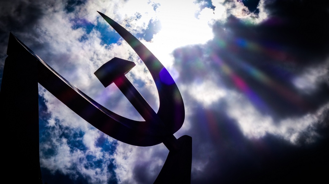 Θαύμα στην Αθήνα! Κατέβηκαν οι αφίσες ΚΚΕ και ΣΥΡΙΖΑ!  