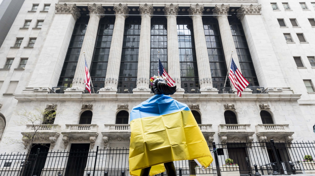 Ουκρανία - Πολίτης που φορά στην πλάτη του την ουκρανική σημαία