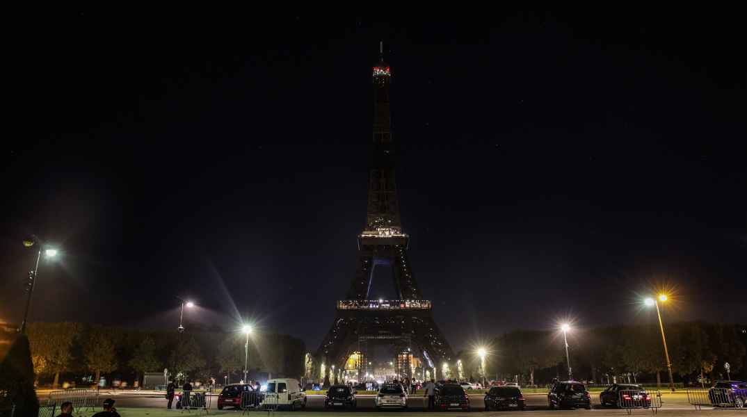 Ο Πύργος του Άιφελ βυθισμένος στο σκοτάδι