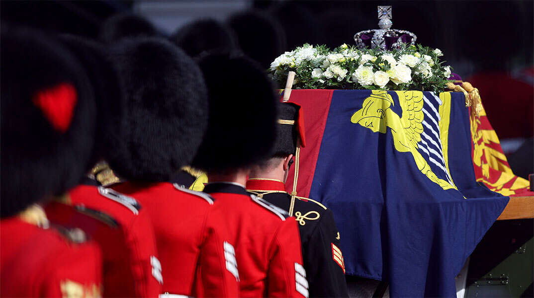 Βασίλισσα Ελισάβετ: Από τα ανάκτορα του Μπάκιγχαμ στο Αβαείο του Γουέστμινστερ