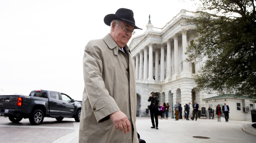 Ο Κένεθ Σταρ με το καπέλο του εισέρχεται στο Καπιτώλιο