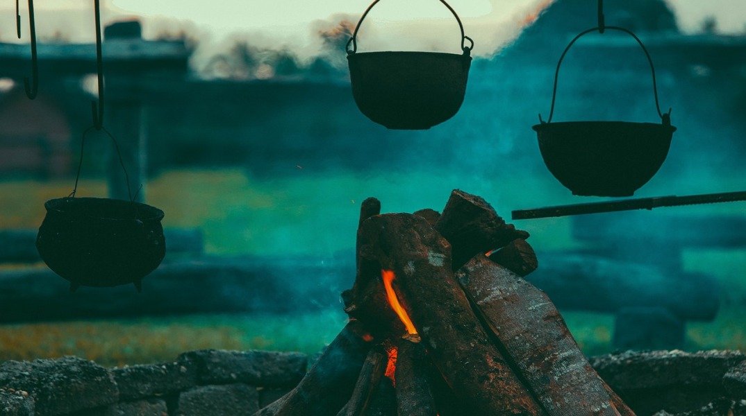 Φωτιά όπου βράζει φαγητό στη φύση
