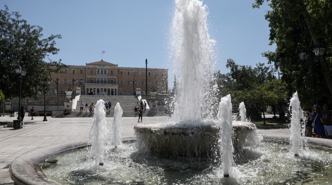 Ο καιρός σήμερα: Το σιντριβάνι της πλατείας Συντάγματος