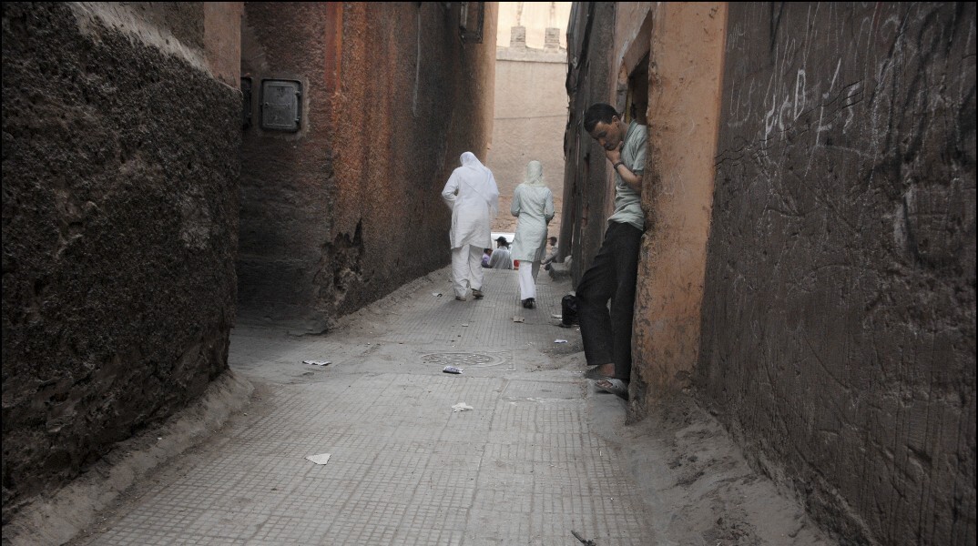 Στιγμιότυπο από δρόμο της Μέλα, της φτωχής συνοικίας της Μεδίνα όπου ανύπαντρες γυναίκες αναγκάζονται να εκπορνεύονται για να συντηρήσουν τον εαυτό τους ή τα παιδιά τους