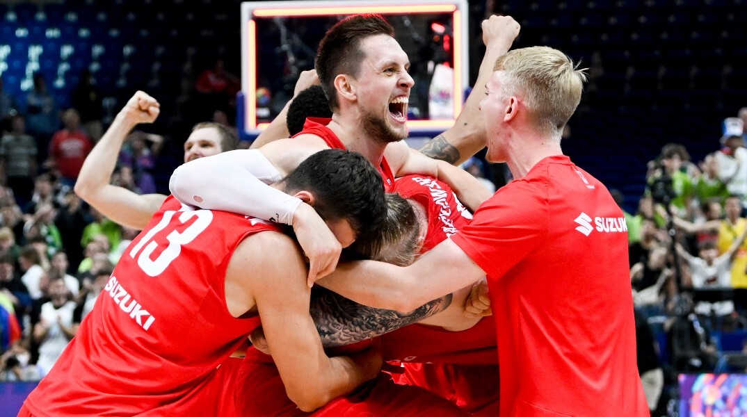 Οι παίκτες της Εθνικής Πολωνίας πανηγυρίζουν τη νίκη επί της Σλοβενίας