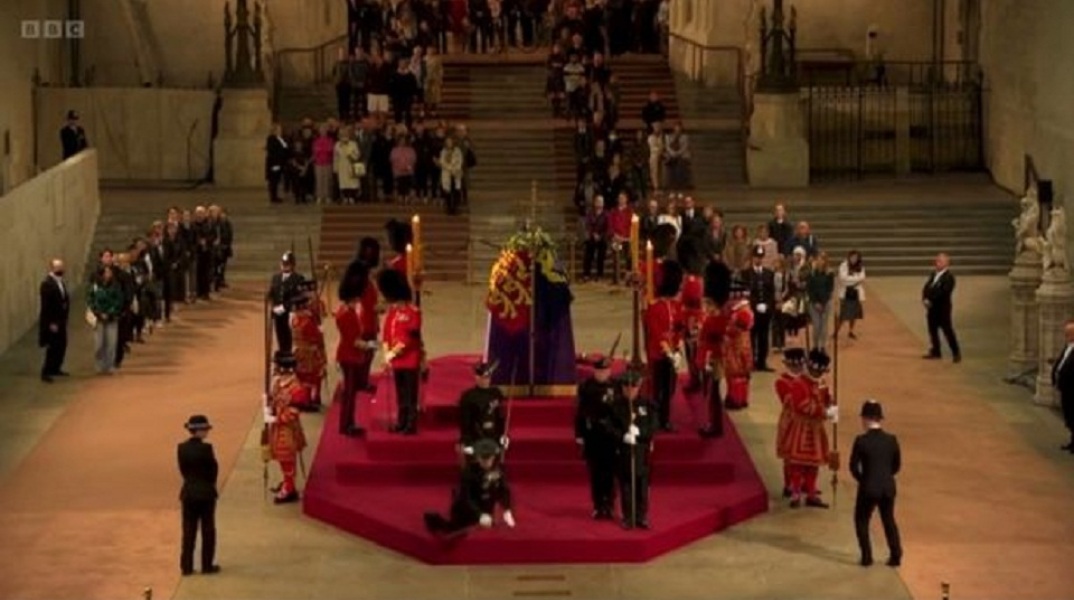 Φρουρός λιποθυμά μπροστά από το φέρετρο της βασίλισσας Ελισάβετ