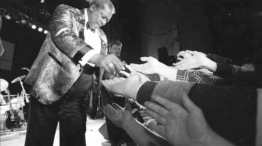 Σαν σήμερα τo 1925 γεννήθηκε ο B.B King, η μεγάλη μορφή των blues, που πήρε από νωρίς το προσωνύμιο “Beale Street Blues Boy”, το οποίο κόπηκε σε “Blues Boy”. Σ’ αυτό αναφέρονται και τα δύο “B” του ονόματός του.