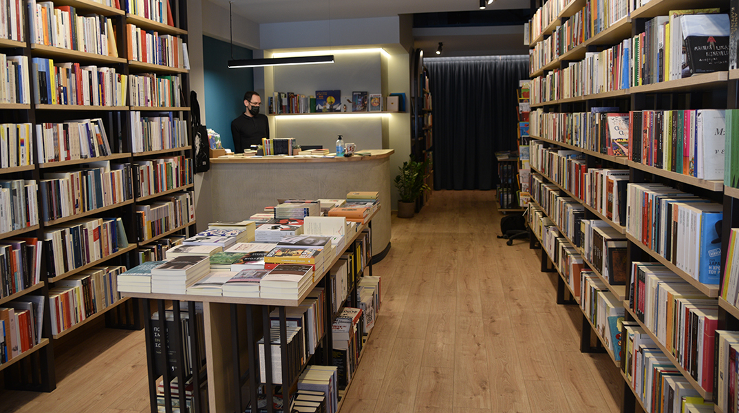 Fata Libelli: Ο Σπύρος Βαλτετσιώτης άνοιξε το πρώτο κομψό βιβλιοπωλείο του Πειραιά