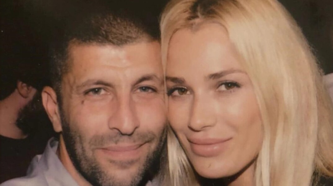 Ο δολοφονημένος Γιάννης Μακρής (αριστερά) με τη σύζυγό του, Βικτώρια Καρύδα