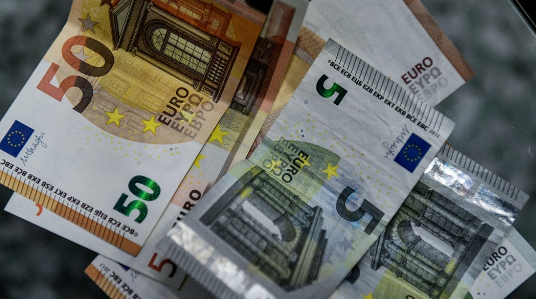 Χαρτονομίσματα του ευρώ ατάκτως σε τραπέζι