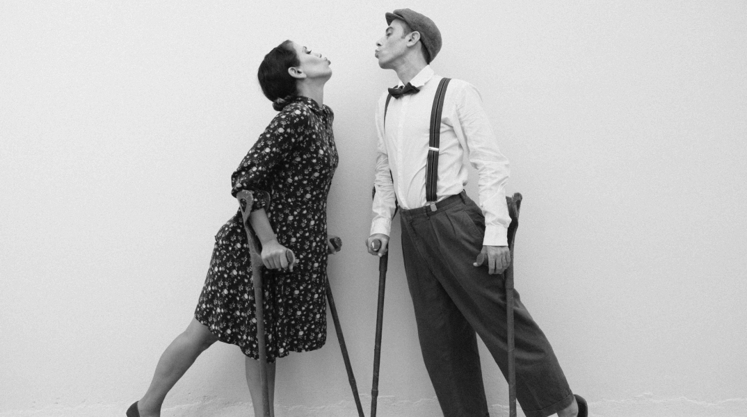 «Τα δεκανίκια ή πώς ξέμαθα να περπατώ» στο Olvio