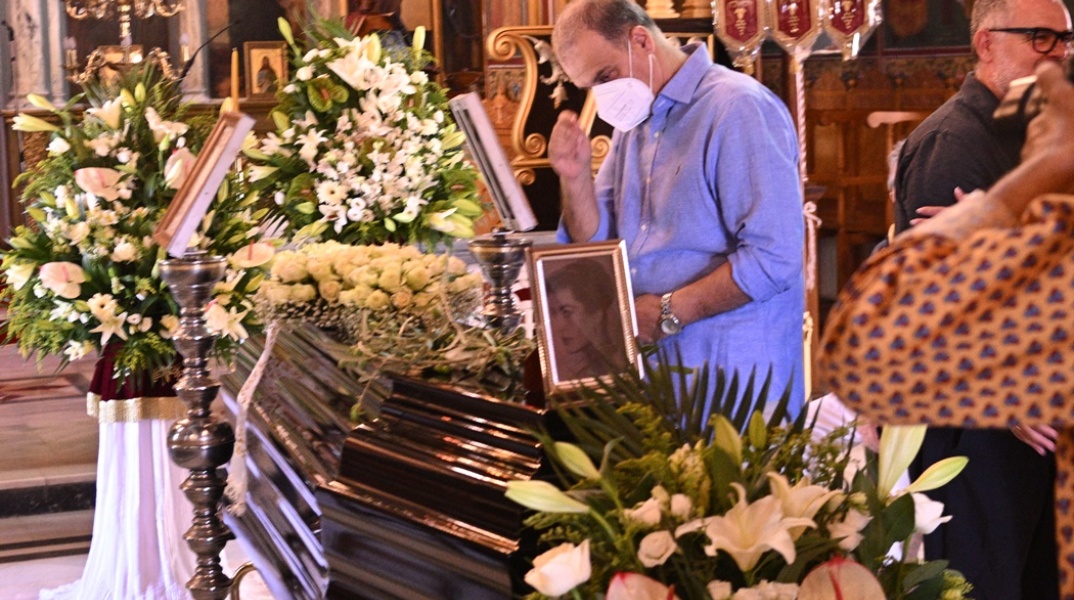 Το φέρετρο της Ειρήνης Παπά στον ιερό ναό όπου τελείται η εξόδιος ακολουθία
