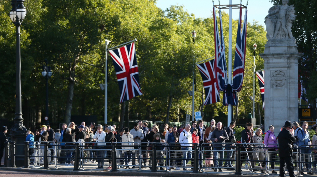 Βασίλισσα Ελισάβετ: Ουρές για το τελευταίο αντίο στην 96χρονη μονάρχη