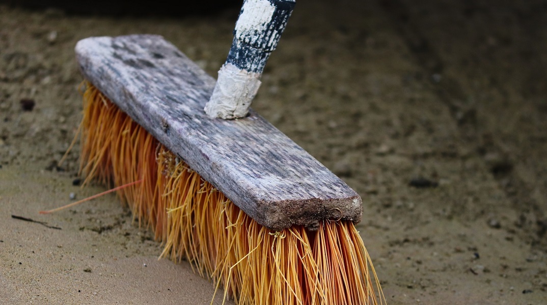 Συνελήφθη γυναίκα στη Νάξο επειδή χτύπησε με σκουπόξυλο τον σύζυγό της