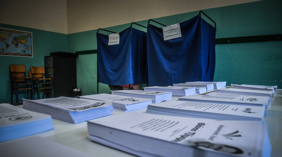 Στιγμιότυπο από την εκλογική διακδικασία σε εκλογικό τμήμα της Αθήνας 